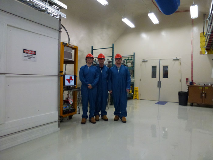 Miembro del experimento DAMIC durante la puesta en operación del sistema de detección en diciembre del 2012.