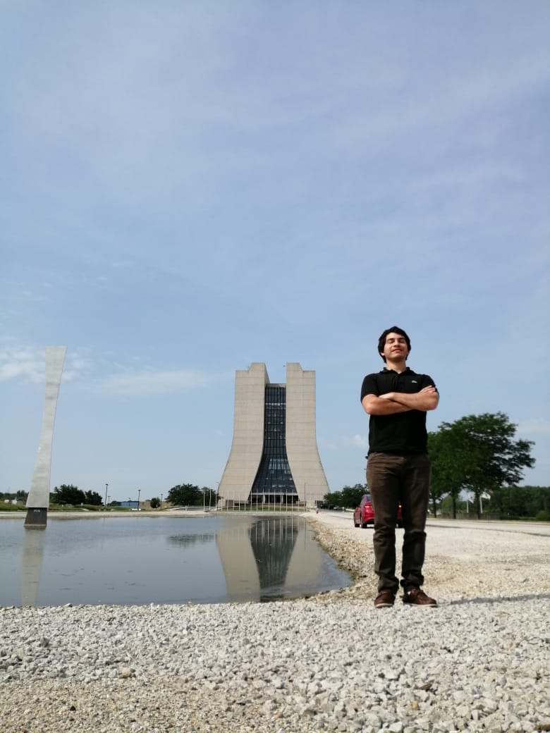 Ing. Cristaldo en las instalaciones del laboratorio de Fermilab, en Batavia, Illinois USA