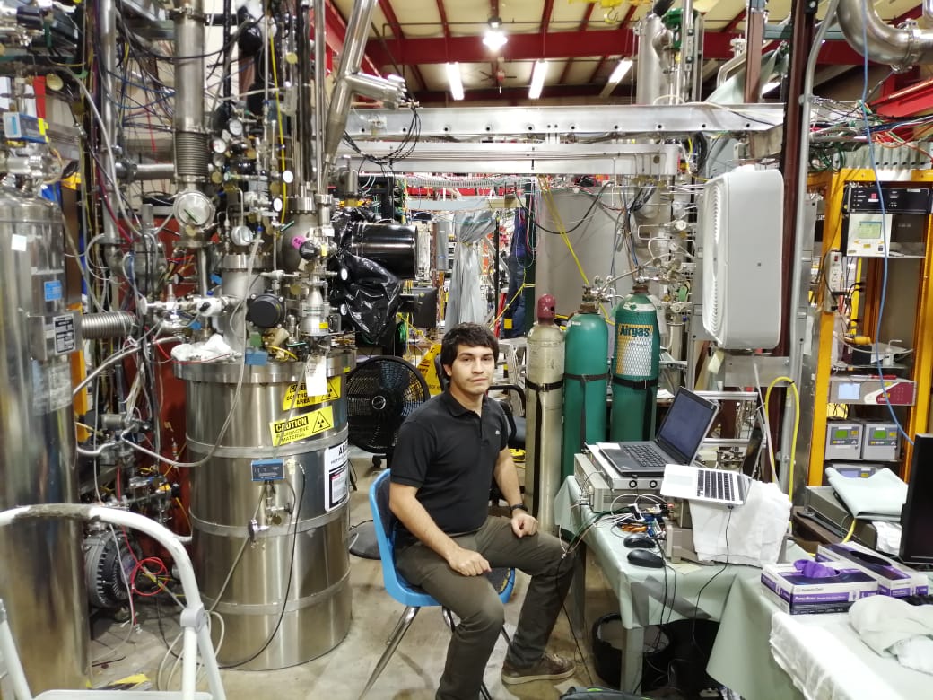 El<strong> Ing. Esteban Cristaldo</strong> trabajando en el test stand del proyecto ICEBERG