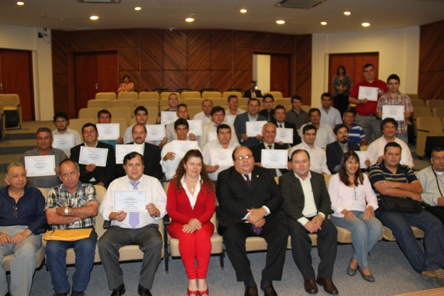Egresaron técnicos de mandos medios en la FIUNA