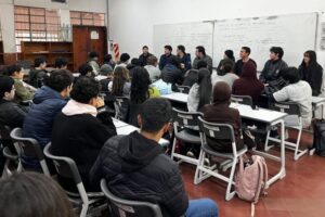 Profesores de la carrera Ingeniería Electrónica de la FIUNA acercan la universidad al Colegio Técnico Nacional