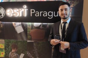 Estudiante de la FIUNA representó a la Institución en la Conferencia de Usuarios de Esri 2025