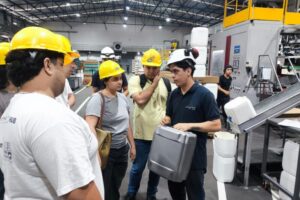 Estudiantes de la carrera de Ingeniería Mecánica de la FIUNA realizaron una visita técnica a Cimplast S.A.C.I.
