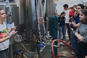 Estudiantes de la carrera de Ingeniería Industrial de la FIUNA exploran procesos de manufactura en Palo Santo Brewing Co.