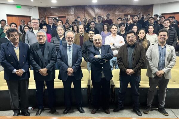 Exitosa conferencia magistral sobre puentes atirantados y el Puente de la Bioceánica en la FIUNA