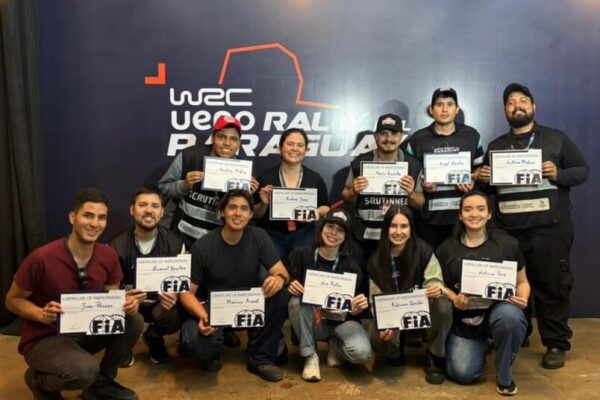 Estudiantes de la carrera de Ingeniería Mecánica como voluntarios técnicos en el Rally