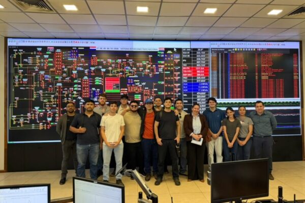 Estudiantes de Ingeniería Electromecánica de la FIUNA realizaron visita técnica a la Dirección de Planificación de la ANDE